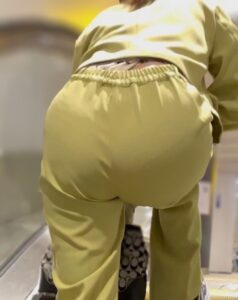 【1005851】[Gcolle-PPV-1005851]《エッチなパンティーだ！可愛いモデルがいきなり突き出す巨尻》